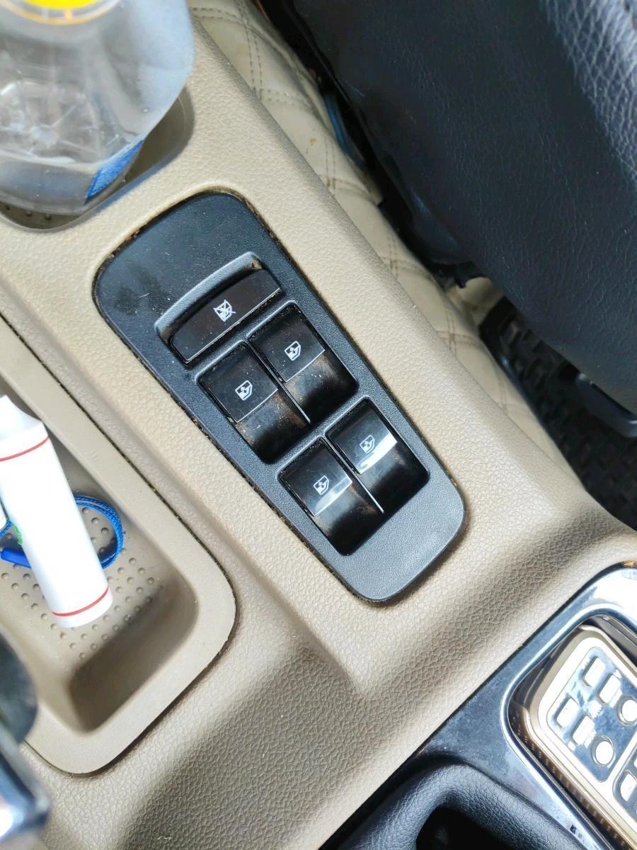 2018 Mahindra TUV300 T10, Diesel, Manual, 1,38,726 km, interior