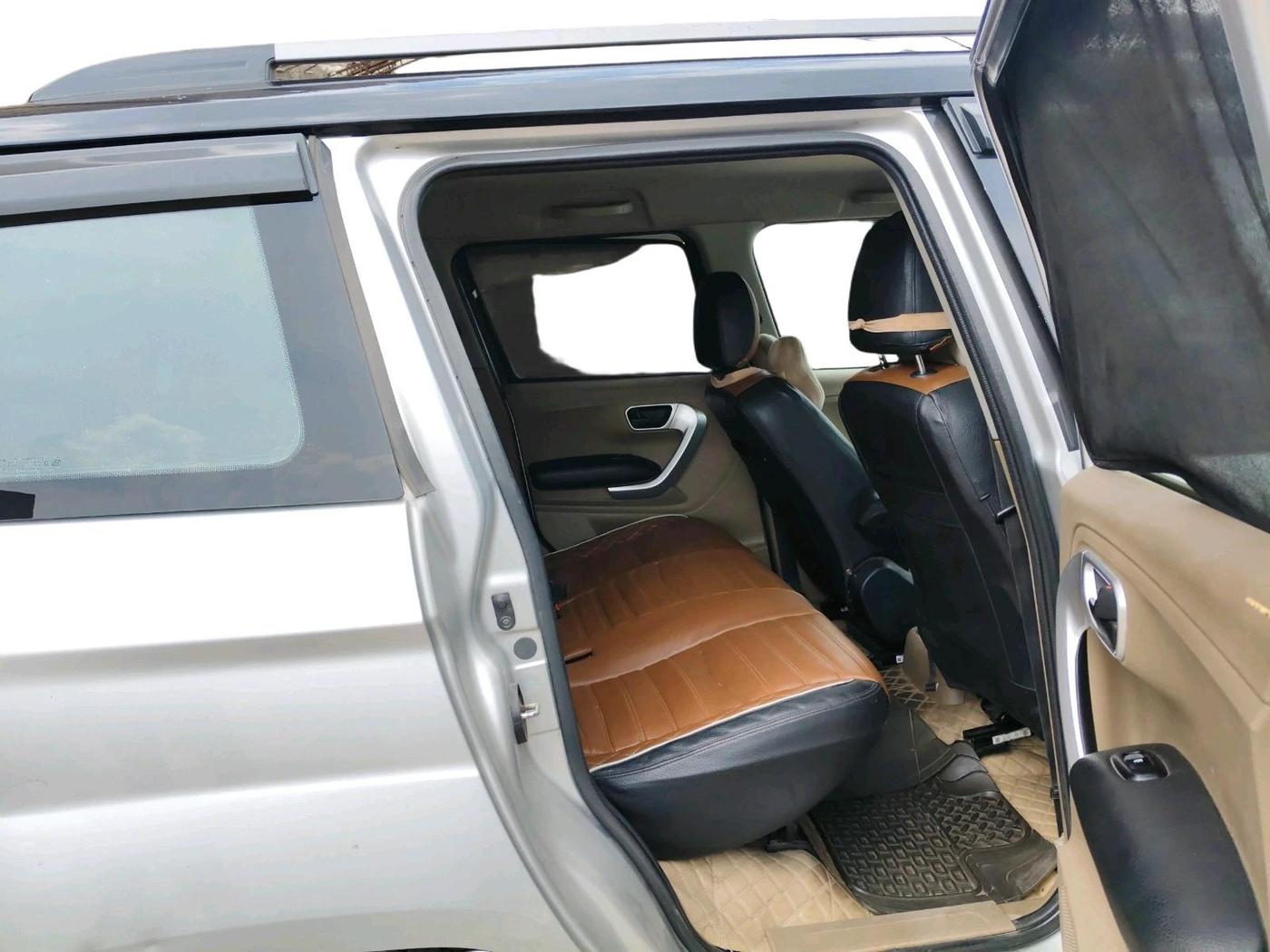 2018 Mahindra TUV300 T10, Diesel, Manual, 1,38,726 km, interior