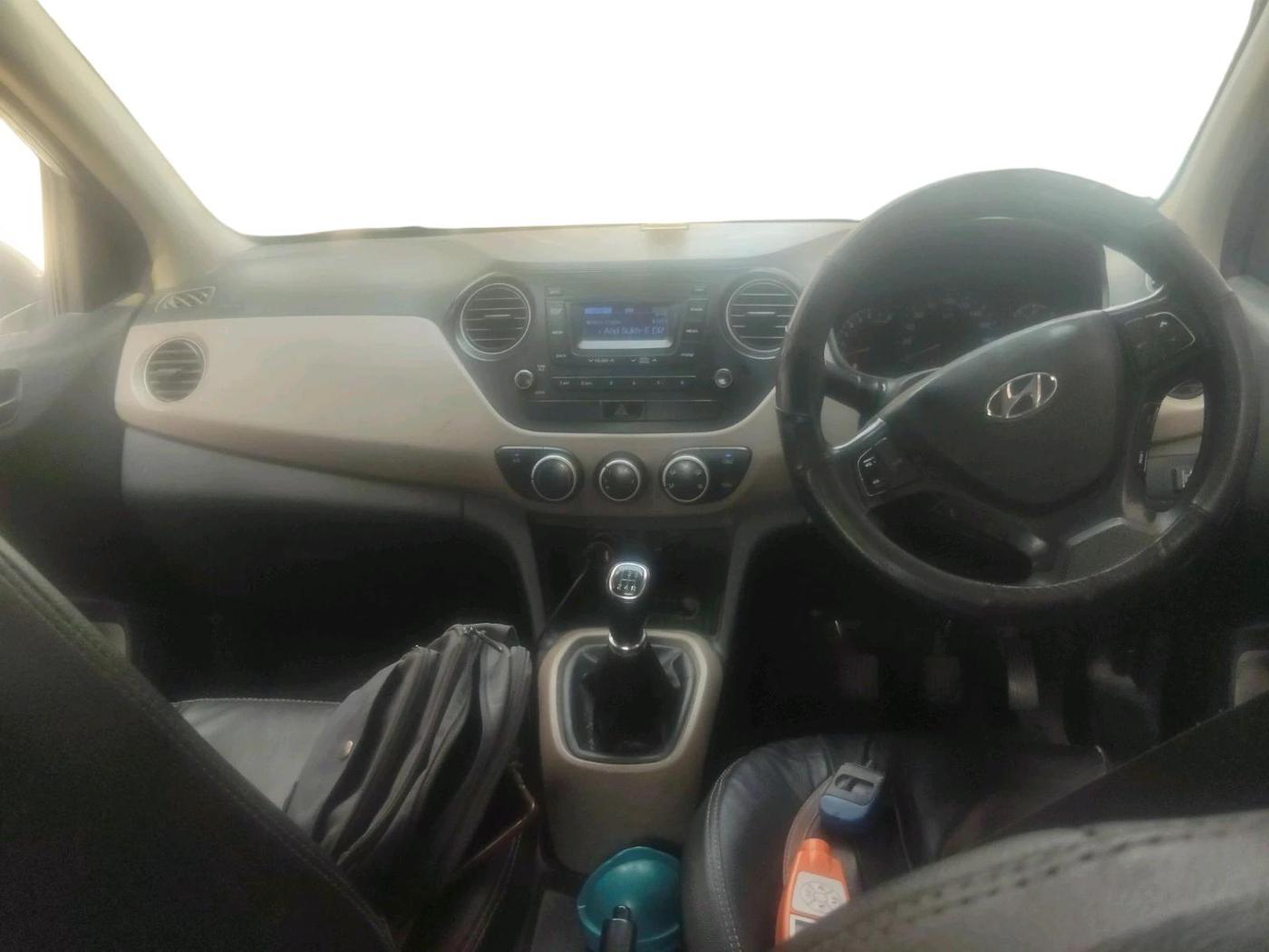 2018 Hyundai Xcent E+, CNG, Manual, 4,23,535 km, interior