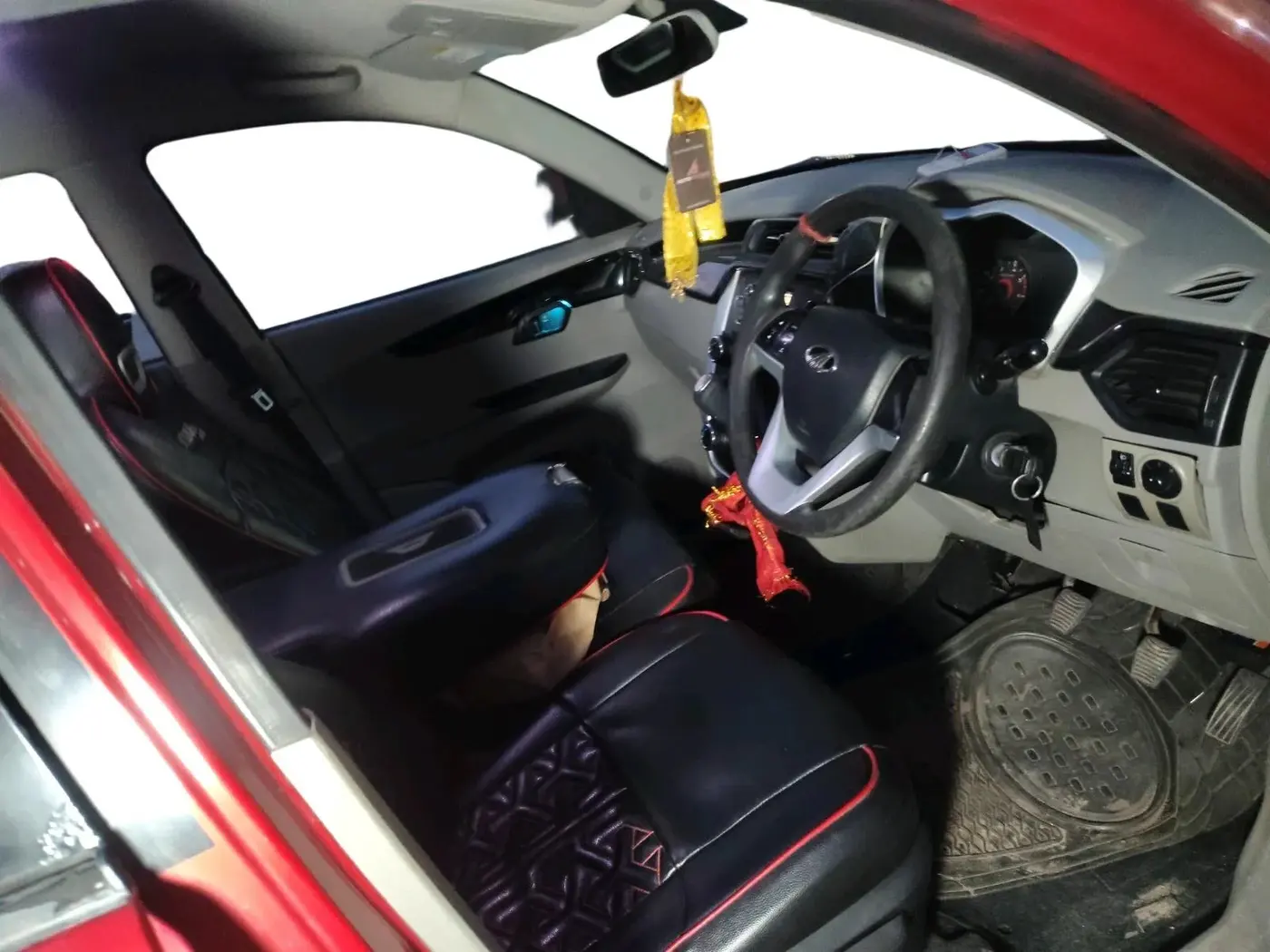 2017 Mahindra Kuv100 K6 PLUS 6 STR, Petrol, Manual, 87,603 km, interior