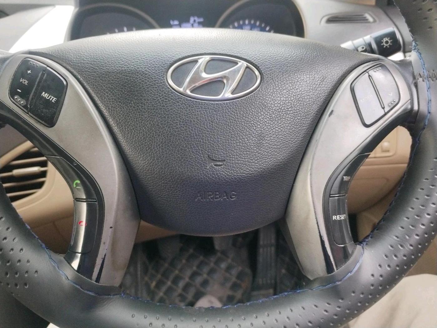2013 Hyundai New Elantra 1.8 S VTVT, Petrol, Manual, 1,28,618 km, interior