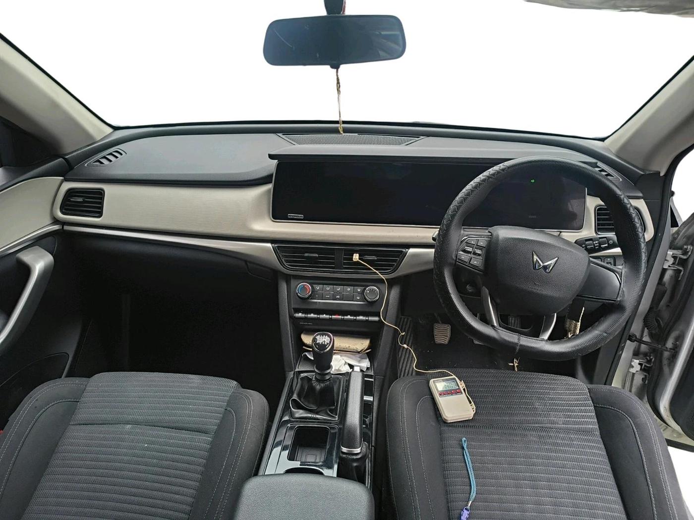 2022 Mahindra XUV700 AX 3 P MT 5 STR, Petrol, Manual, 33,068 km, interior
