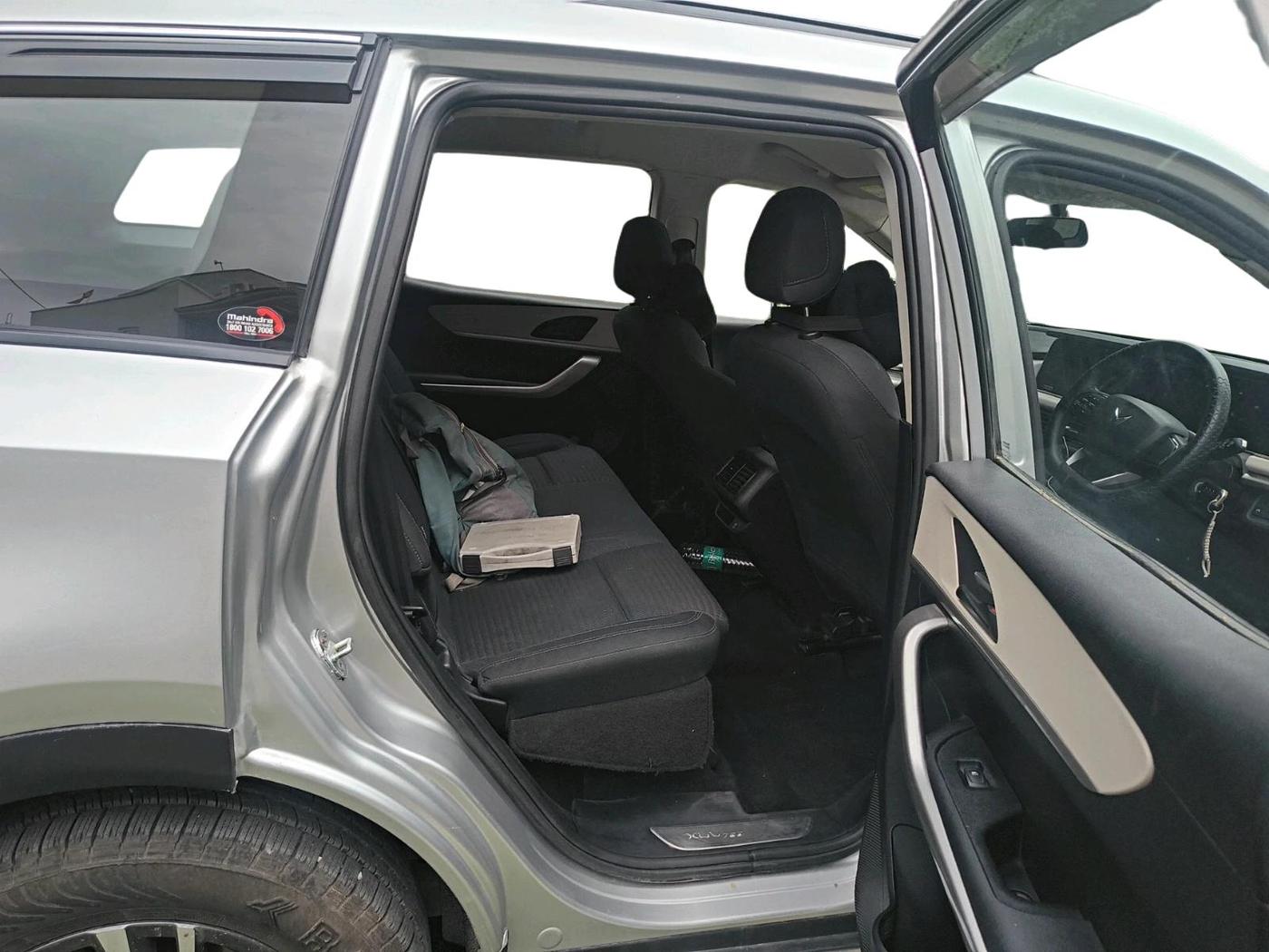 2022 Mahindra XUV700 AX 3 P MT 5 STR, Petrol, Manual, 33,068 km, interior