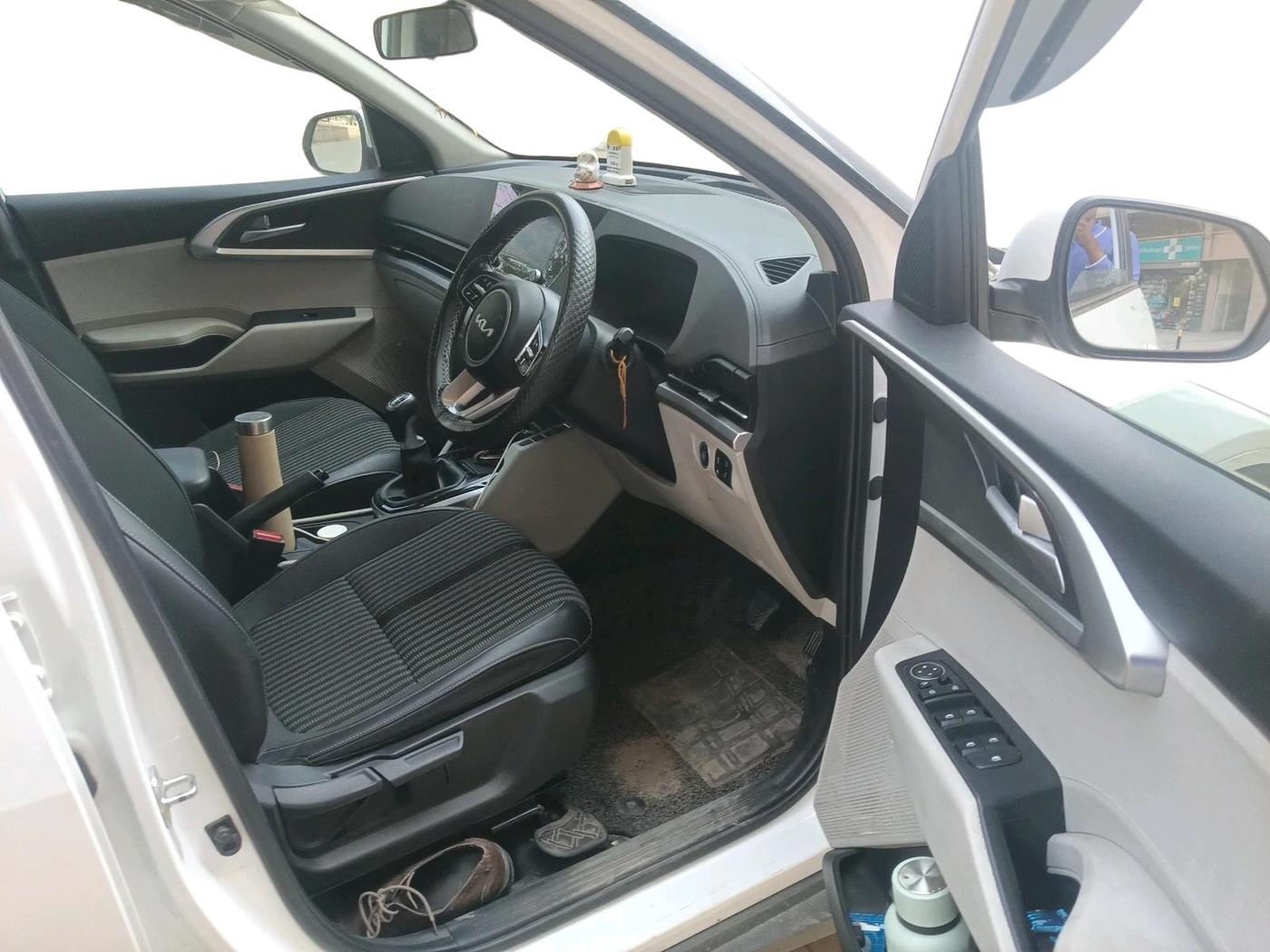 2023 KIA CARENS PRESTIGE PLUS 1.5 PETROL IMT 7 STR, Petrol, Manual, 33,891 km, interior