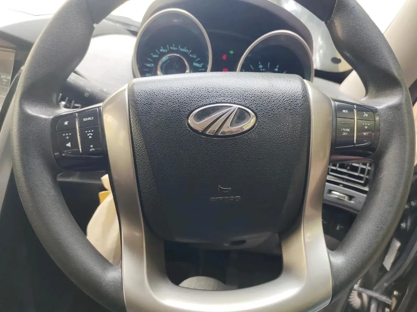 2020 Mahindra XUV500 W7, Diesel, Manual, 1,09,200 km, interior