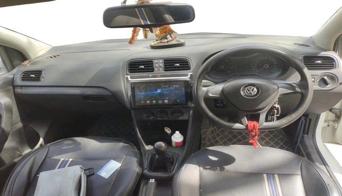 2015 Volkswagen Polo COMFORTLINE 1.2L, Petrol, Manual, 1,40,635 km, interior