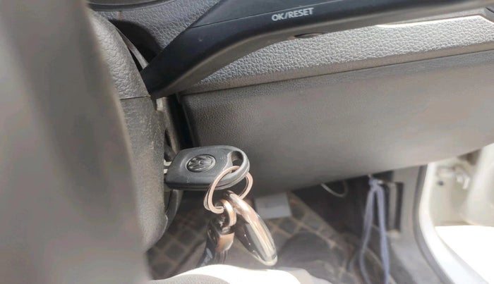 2015 Volkswagen Polo COMFORTLINE 1.2L, Petrol, Manual, 1,40,635 km, interior