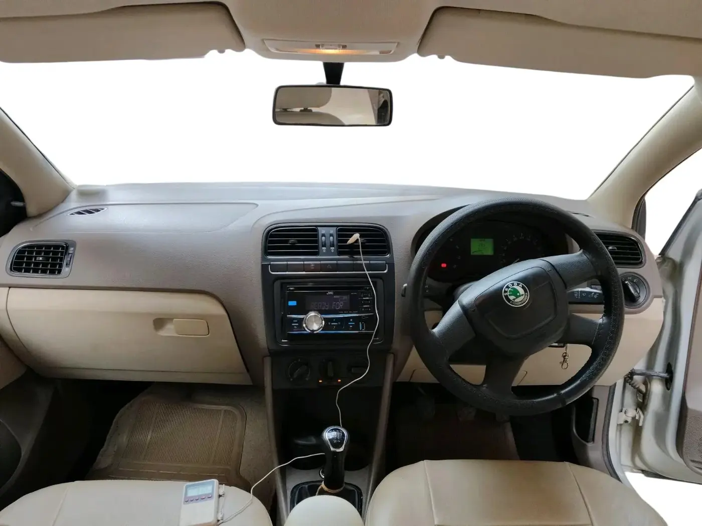 2011 Skoda Rapid AMBITION 1.6 MPI MT, Petrol, Manual, 63,000 km, interior