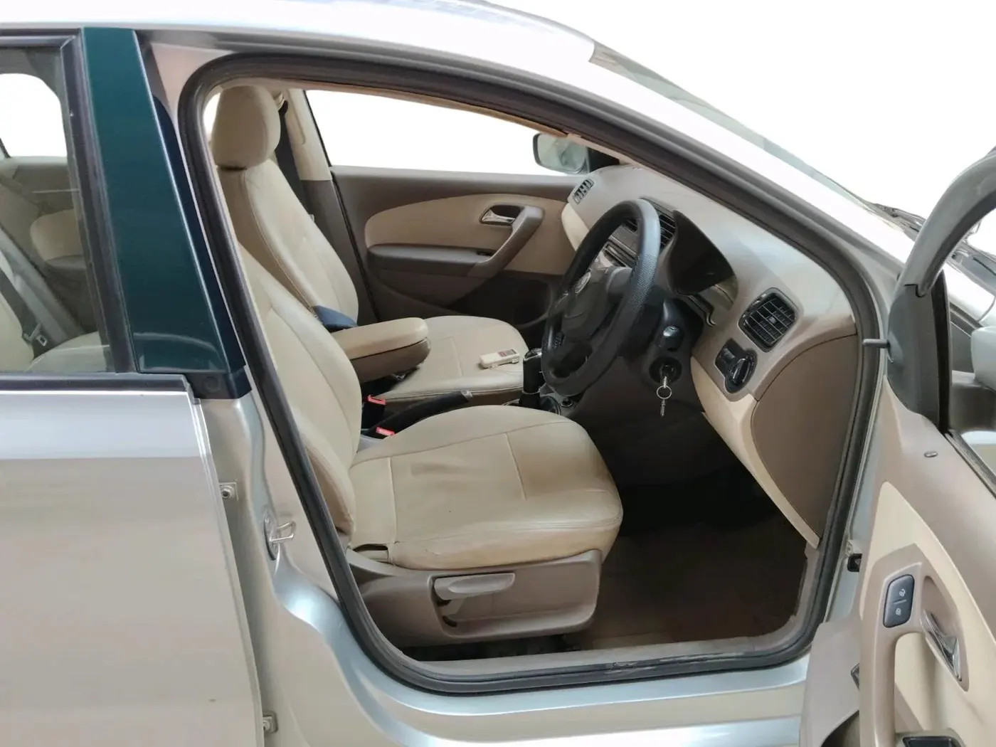 2011 Skoda Rapid AMBITION 1.6 MPI MT, Petrol, Manual, 63,000 km, interior