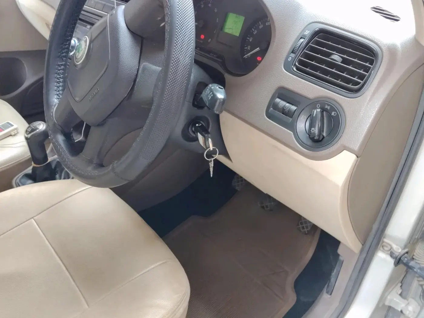 2011 Skoda Rapid AMBITION 1.6 MPI MT, Petrol, Manual, 63,000 km, interior