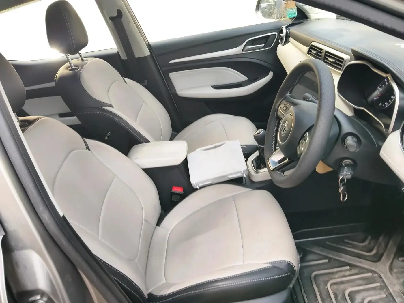 2025 MG ASTOR Sprint 1.5 MT (Ivory), Petrol, Manual, 11,004 km, interior