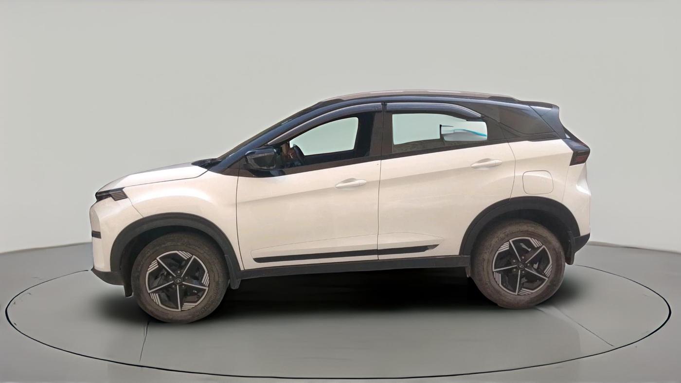 2024 Tata NEXON FEARLESS + SUNROOF AMT DUAL TONE 1.5 DIESEL, Diesel, Automatic, 19,337 km, exterior