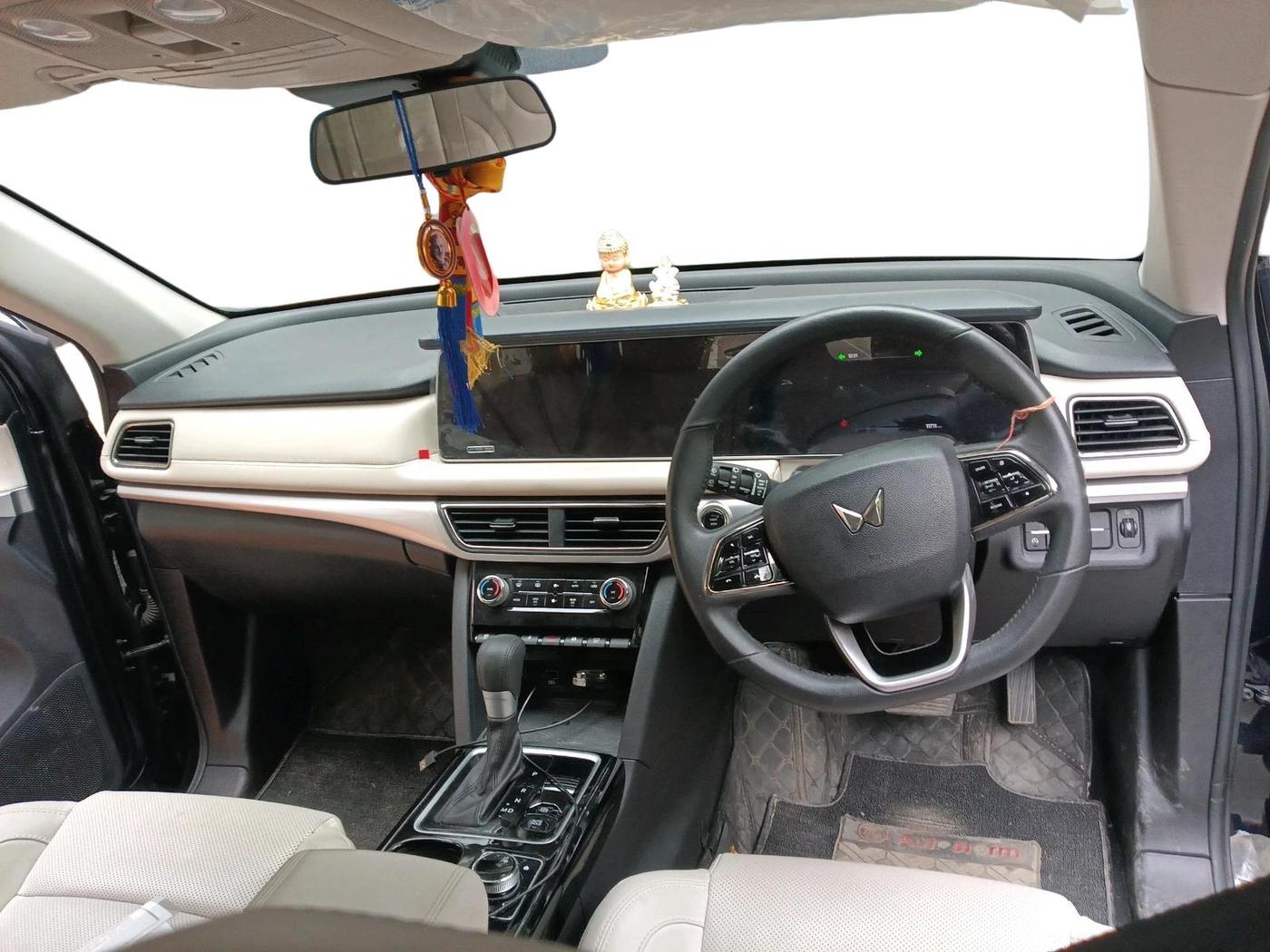 2025 Mahindra XUV700 AX 7 LUXURY P AT 7 STR, Petrol, Automatic, 11,711 km, interior