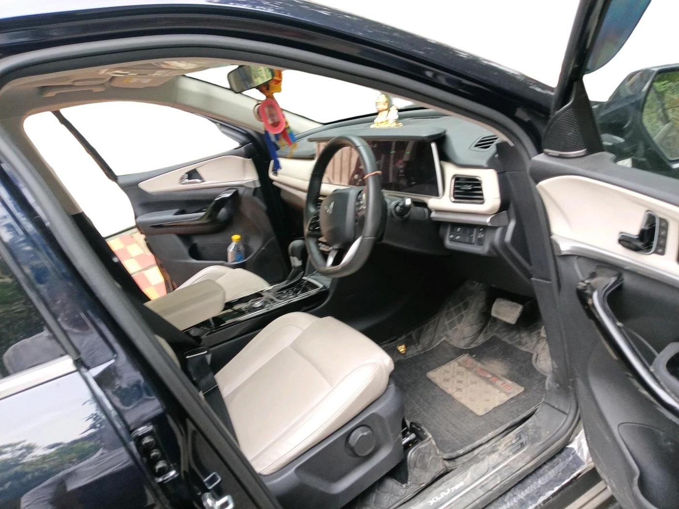 2025 Mahindra XUV700 AX 7 LUXURY P AT 7 STR, Petrol, Automatic, 11,711 km, interior