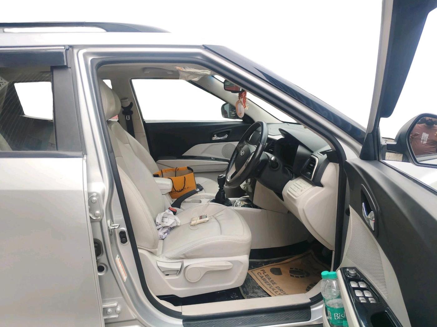 2020 Mahindra XUV300 W8 (O) 1.2 PETROL, Petrol, Manual, 47,256 km, interior