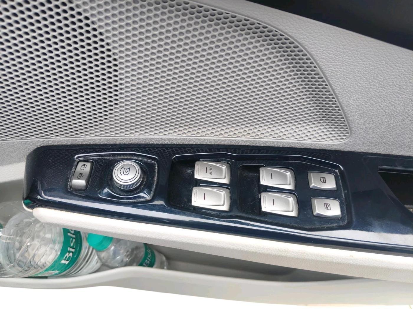 2020 Mahindra XUV300 W8 (O) 1.2 PETROL, Petrol, Manual, 47,256 km, interior