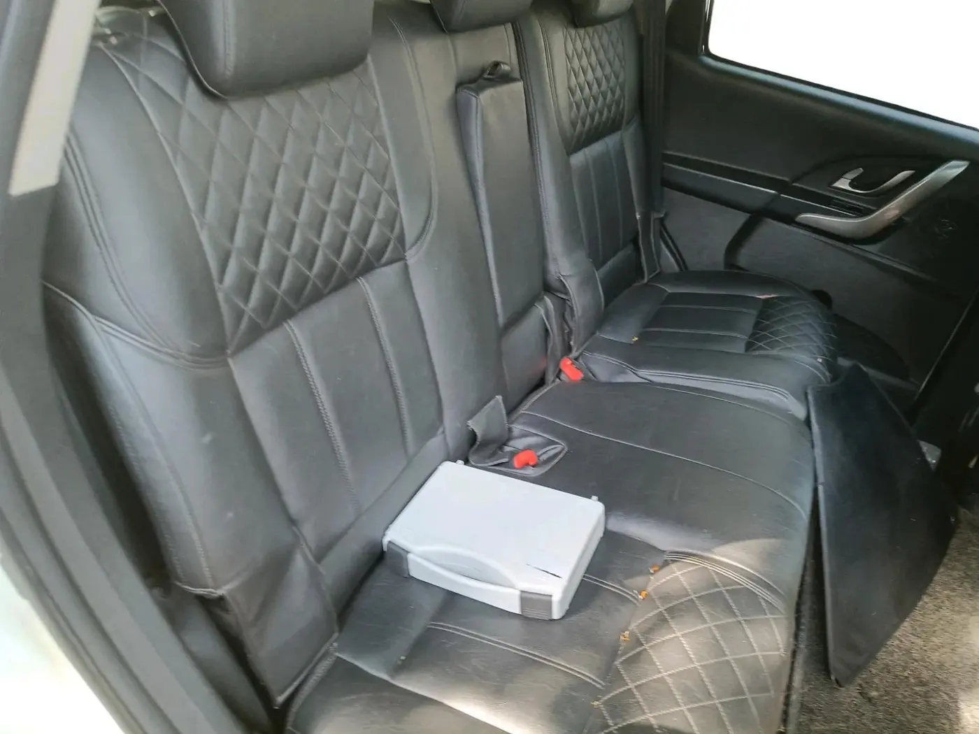 2018 Mahindra XUV500 W9, Diesel, Manual, 1,12,028 km, interior