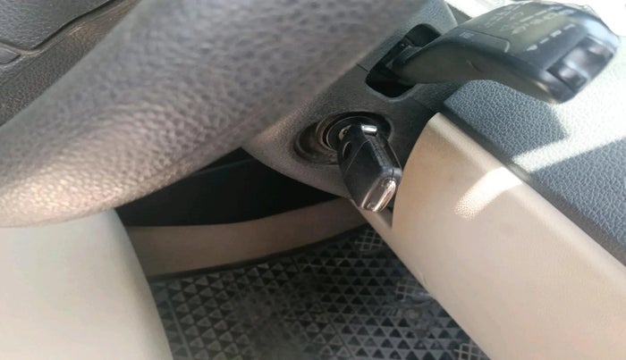 2013 Volkswagen Polo COMFORTLINE 1.2L PETROL, Petrol, Manual, 1,08,563 km, interior