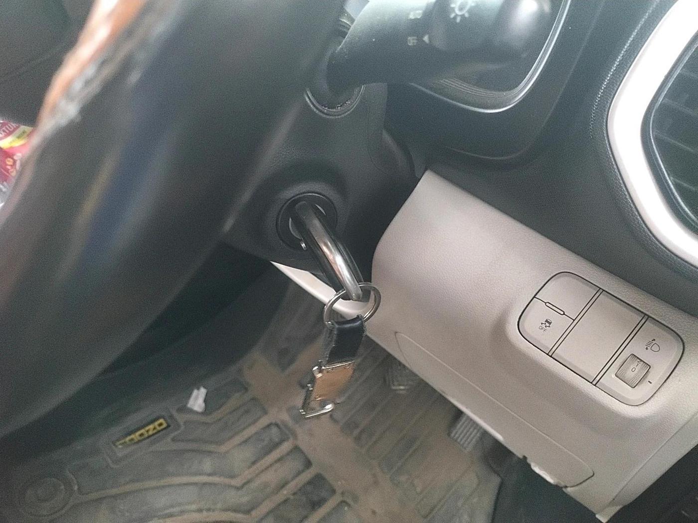2022 Hyundai VENUE S 1.2, Petrol, Manual, 81,643 km, interior