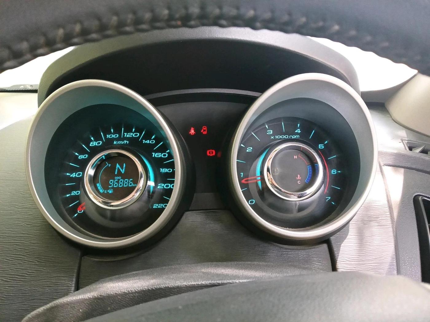 2016 Mahindra XUV500 W10 1.99, Diesel, Manual, 96,886 km, interior