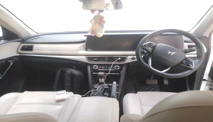 2024 Mahindra XUV700 AX 7 P AT 7 STR, Petrol, Automatic, 15,081 km, interior