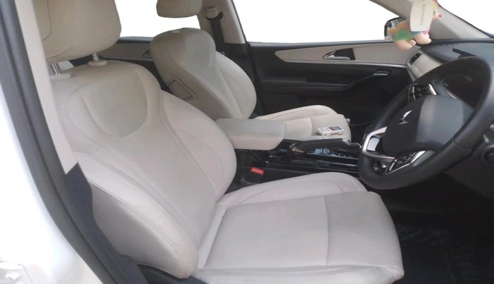 2024 Mahindra XUV700 AX 7 P AT 7 STR, Petrol, Automatic, 15,081 km, interior