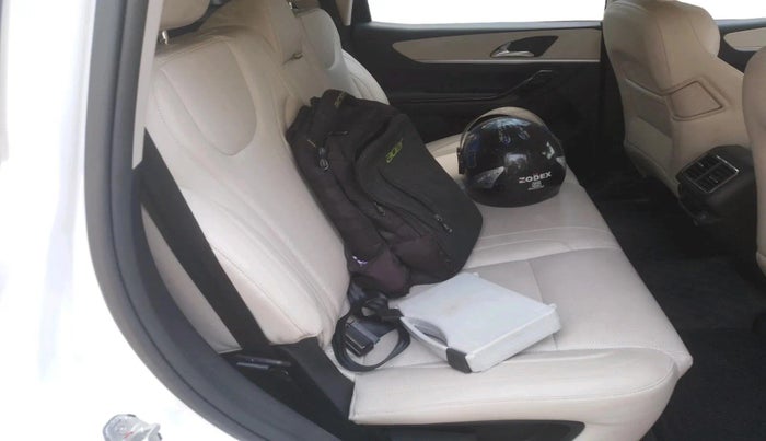 2024 Mahindra XUV700 AX 7 P AT 7 STR, Petrol, Automatic, 15,081 km, interior