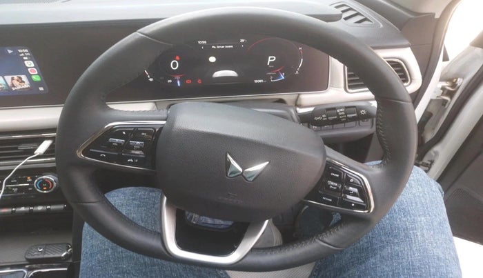 2024 Mahindra XUV700 AX 7 P AT 7 STR, Petrol, Automatic, 15,081 km, interior