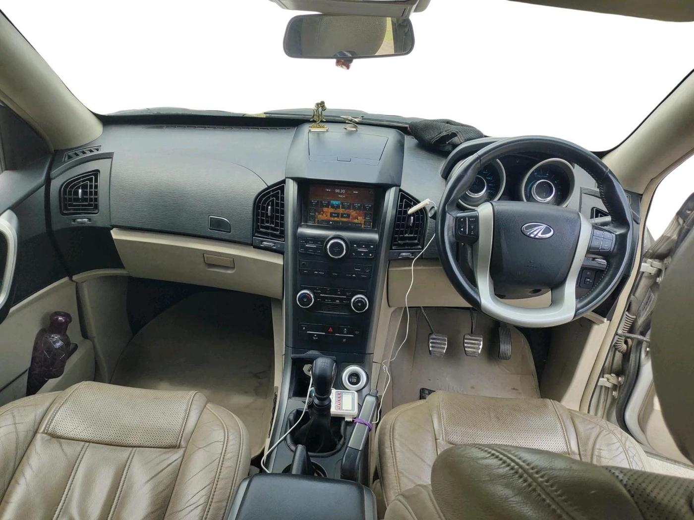 2016 Mahindra XUV500 W10, Diesel, Manual, 1,03,344 km, interior