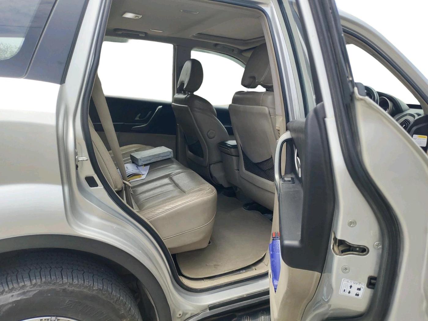 2016 Mahindra XUV500 W10, Diesel, Manual, 1,03,344 km, interior