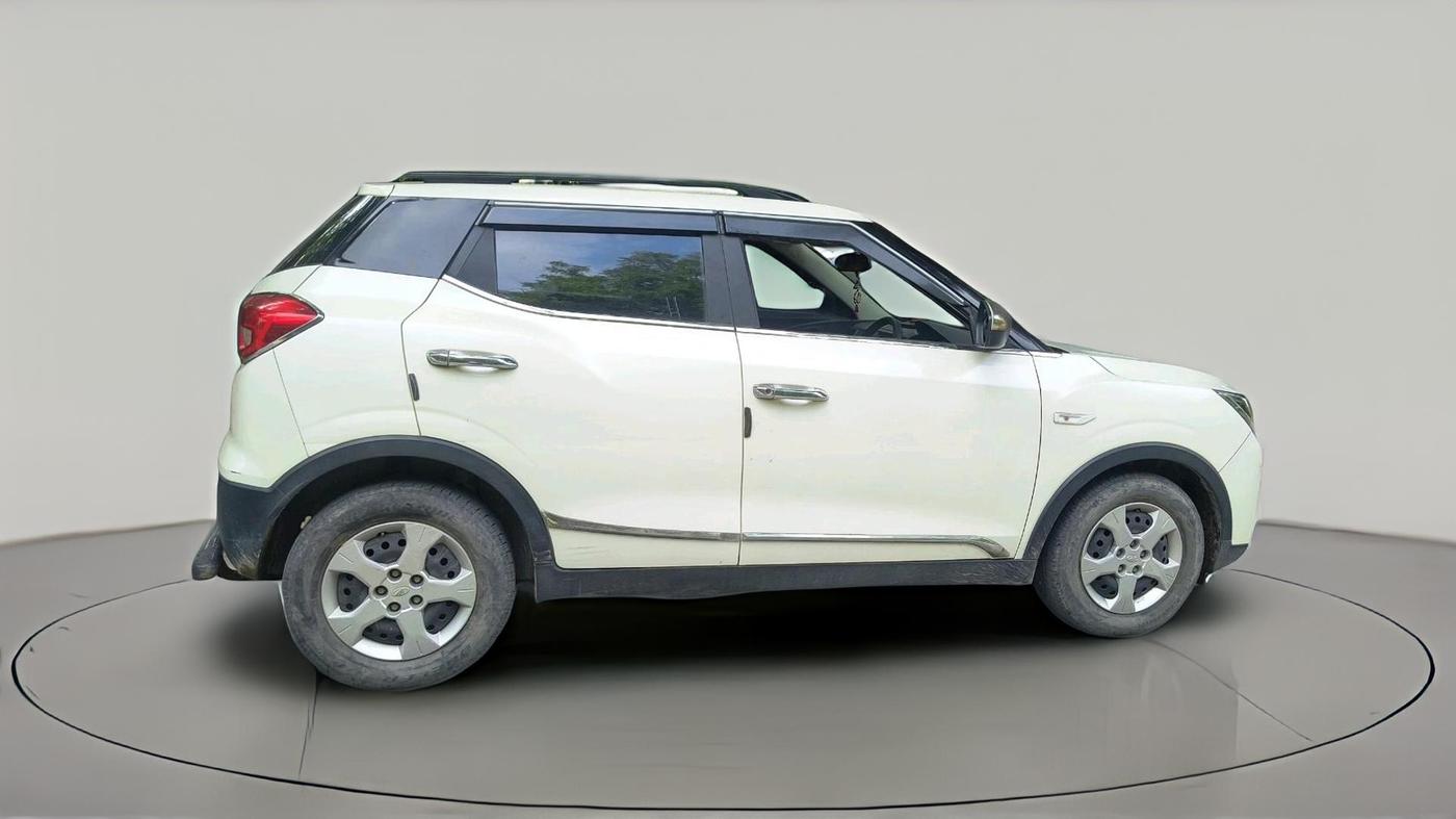 2022 Mahindra XUV300 W6 1.2 PETROL, Petrol, Manual, 33,481 km, exterior