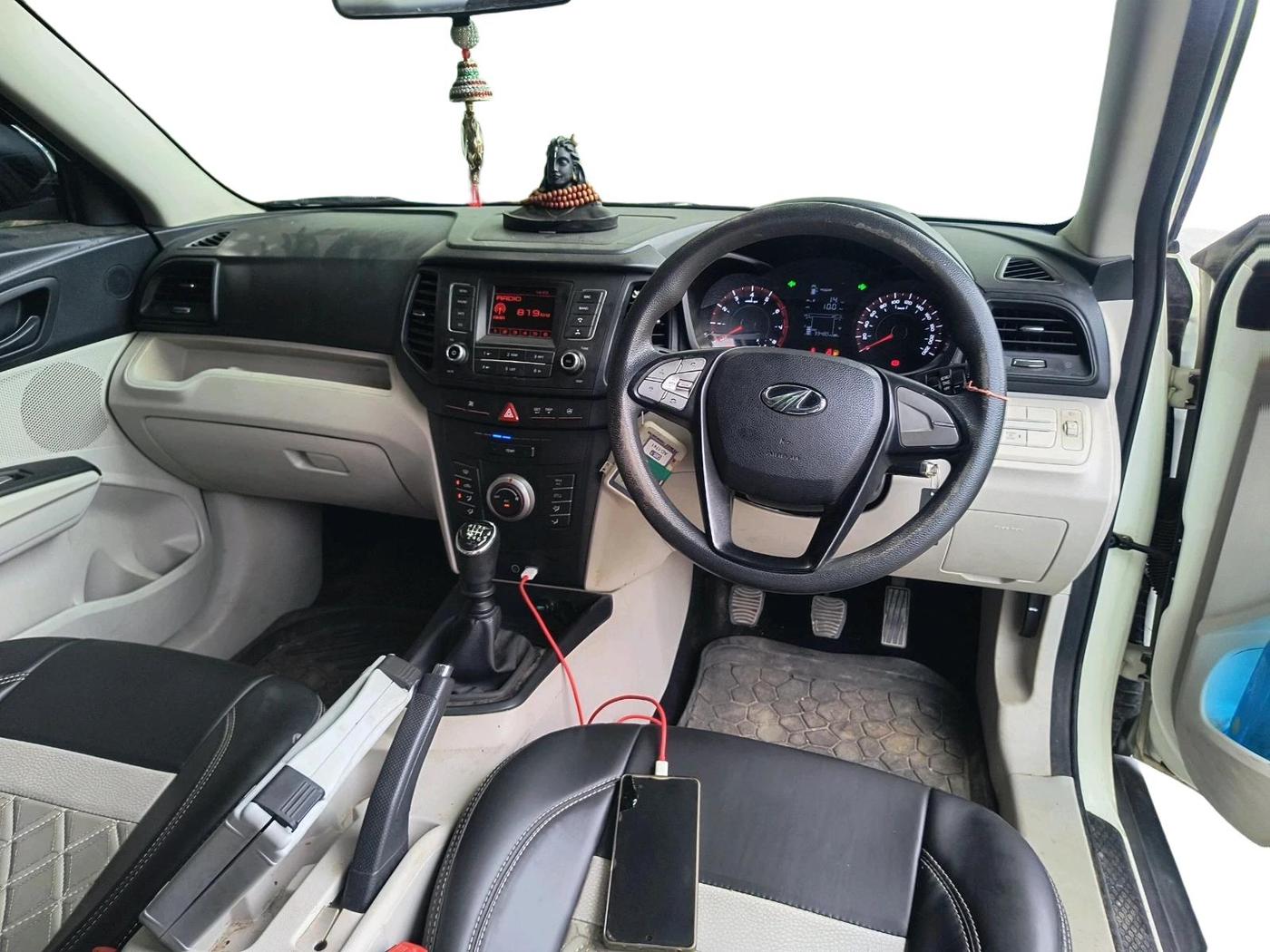 2022 Mahindra XUV300 W6 1.2 PETROL, Petrol, Manual, 33,481 km, interior