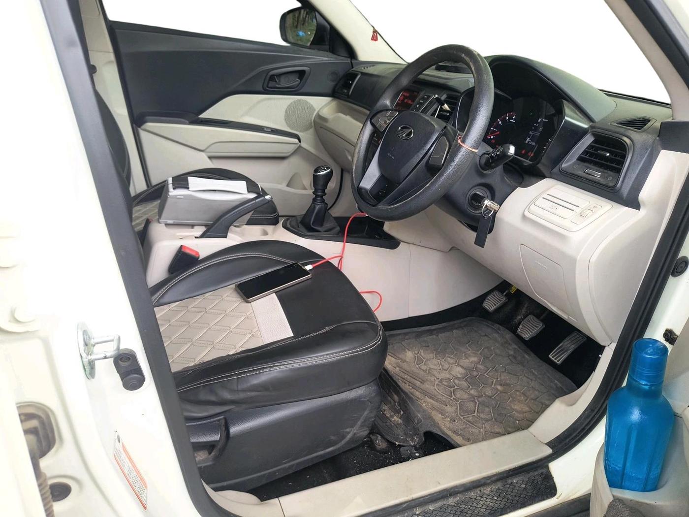 2022 Mahindra XUV300 W6 1.2 PETROL, Petrol, Manual, 33,481 km, interior