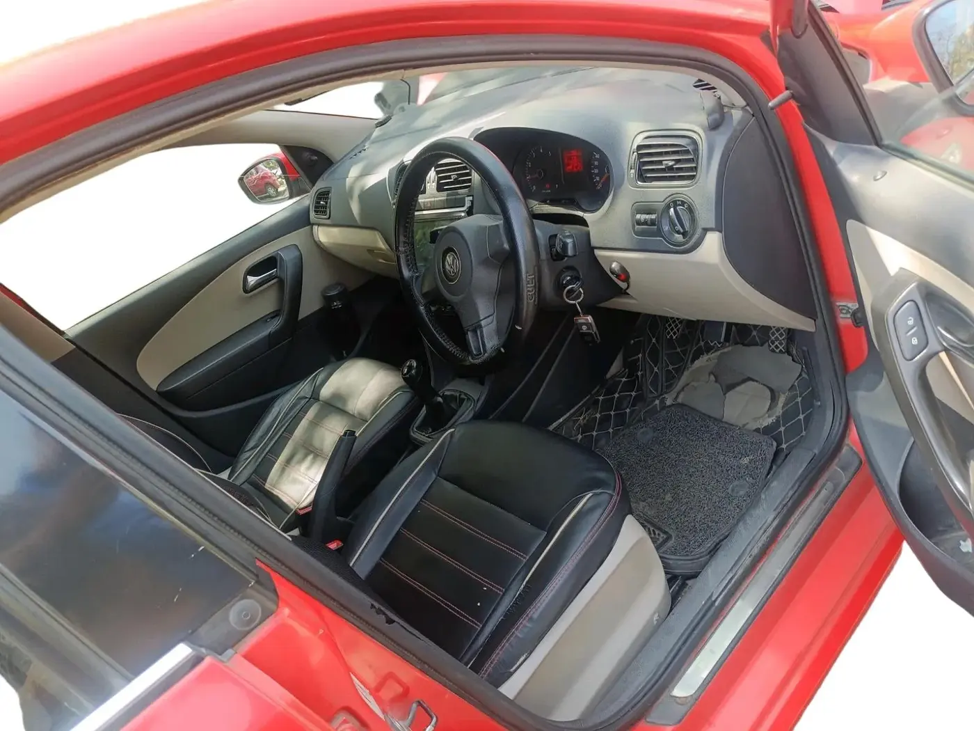 2012 Volkswagen Polo TRENDLINE 1.2L PETROL, Petrol, Manual, 1,37,354 km, interior