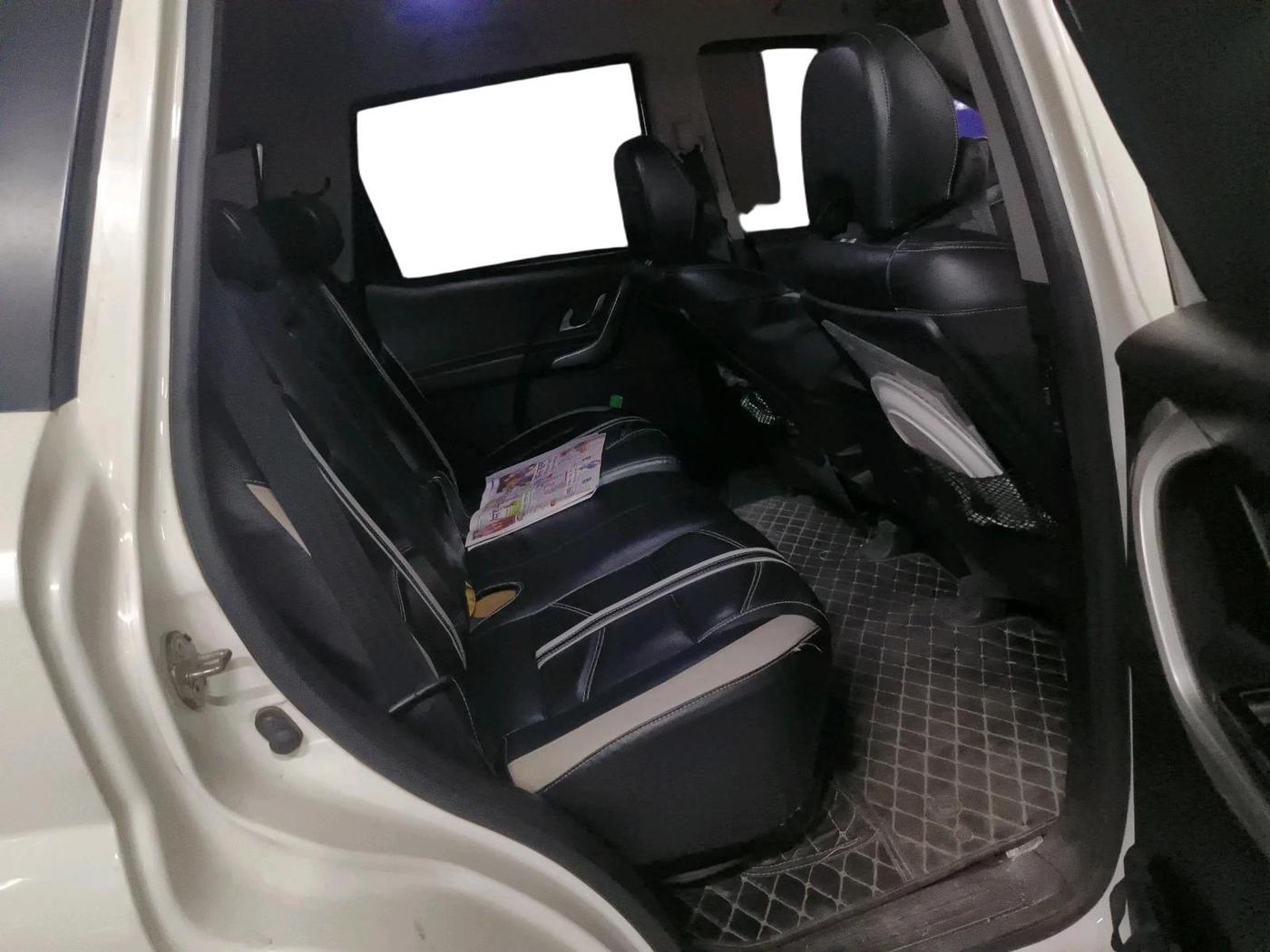 2020 Mahindra XUV500 W7, Diesel, Manual, 1,28,502 km, interior