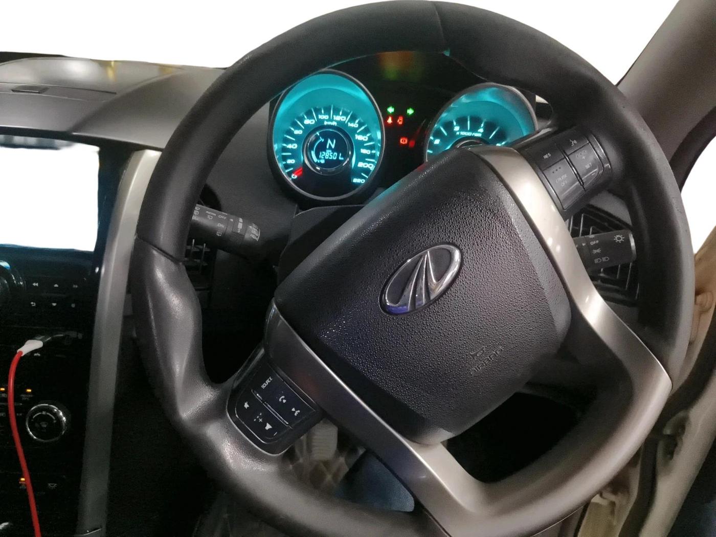 2020 Mahindra XUV500 W7, Diesel, Manual, 1,28,502 km, interior