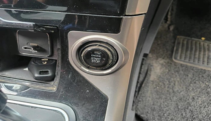 2018 Mahindra XUV500 W11 AT, Diesel, Automatic, 2,29,832 km, interior