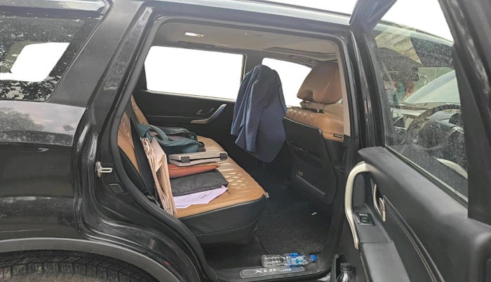 2018 Mahindra XUV500 W11 AT, Diesel, Automatic, 2,29,832 km, interior