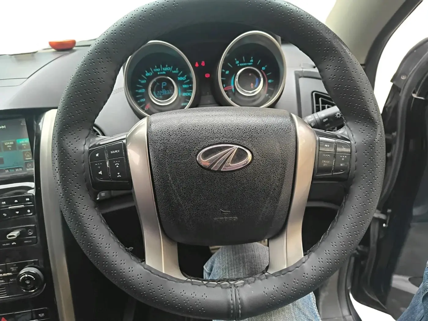 2018 Mahindra XUV500 W11 AT, Diesel, Automatic, 2,29,832 km, interior