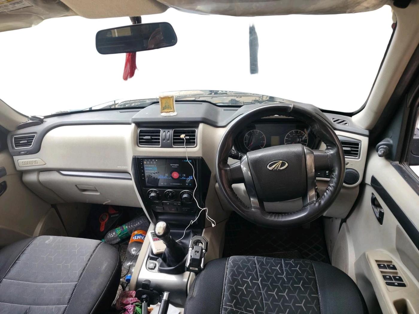 2017 Mahindra Scorpio S6 PLUS 1.99 INTELLI-HYBRID, Diesel, Manual, 94,791 km, interior