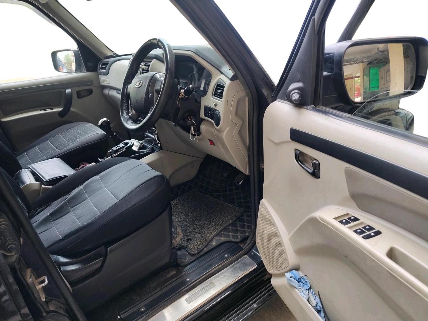 2017 Mahindra Scorpio S6 PLUS 1.99 INTELLI-HYBRID, Diesel, Manual, 94,791 km, interior