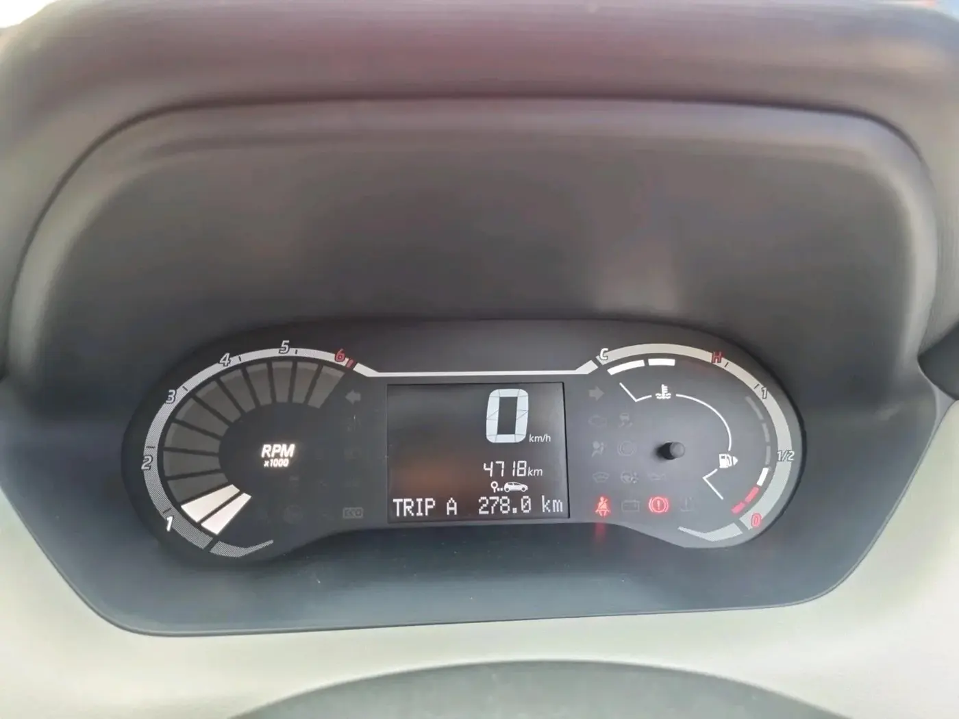 2024 Nissan MAGNITE XE, Petrol, Manual, 4,718 km, interior