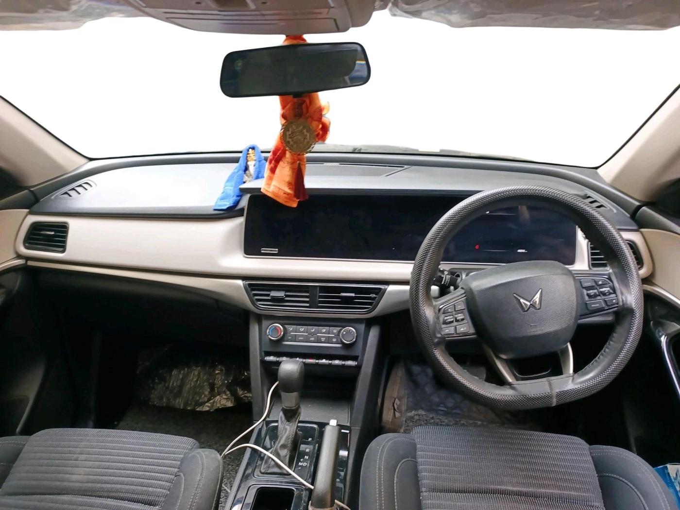 2024 Mahindra XUV700 AX 5 D AT 7 STR, Diesel, Automatic, 46,911 km, interior