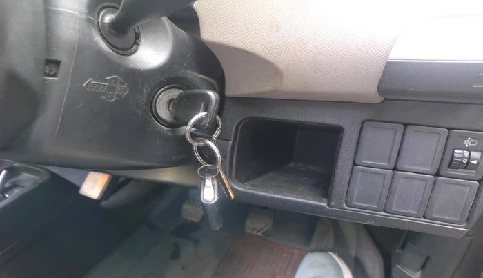 2013 Maruti Wagon R 1.0 LXI, Petrol, Manual, 80,658 km, interior