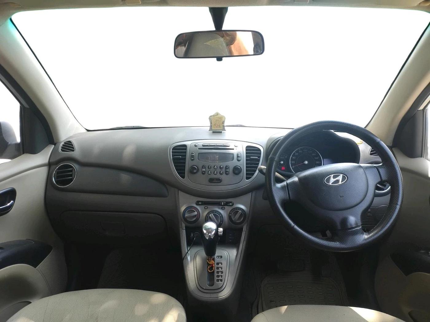 2011 Hyundai i10 SPORTZ 1.2 AT, CNG, Automatic, 95,870 km, interior