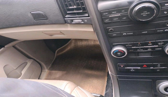 2016 Mahindra XUV500 W10, Diesel, Manual, 1,09,507 km, interior