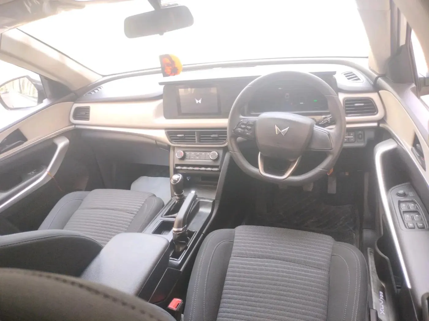 2023 Mahindra XUV700 MX P MT 5 STR, Petrol, Manual, 5,201 km, interior
