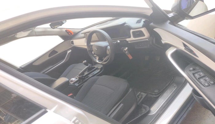 2023 Mahindra XUV700 MX P MT 5 STR, Petrol, Manual, 5,201 km, interior