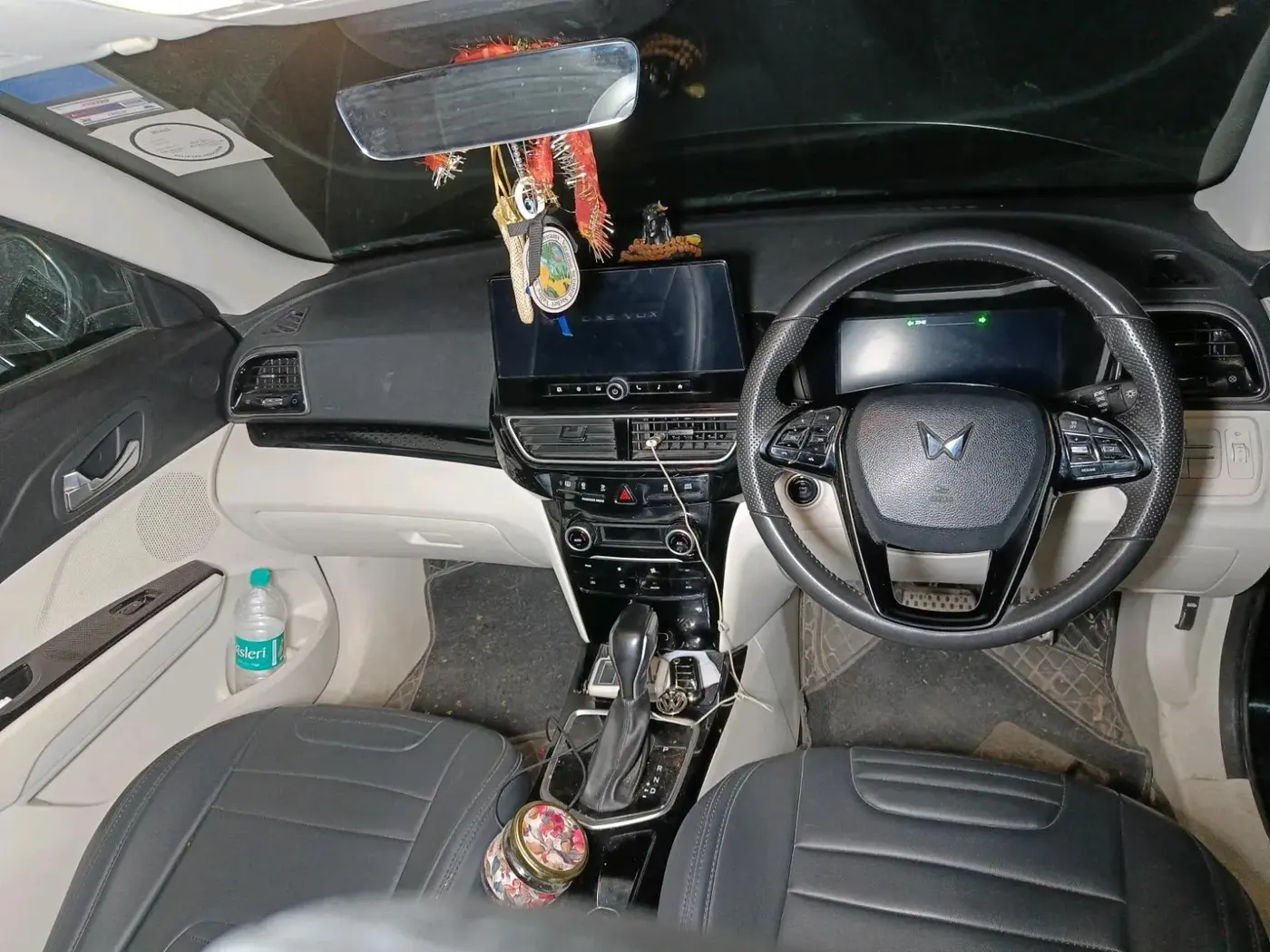 2024 Mahindra XUV 3XO AX5L 1.2 TGDi AT, Petrol, Automatic, 49,836 km, interior