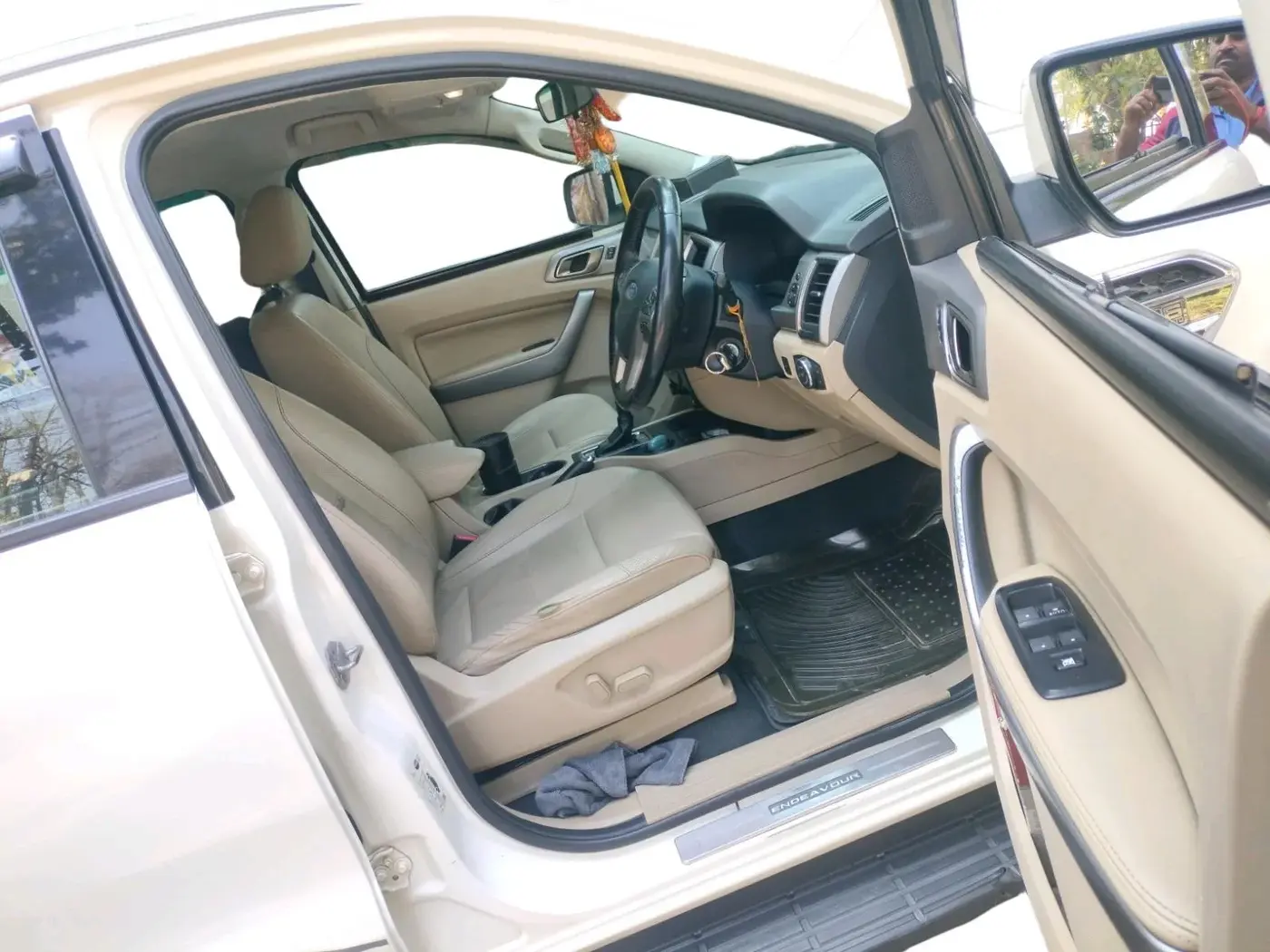 2016 Ford Endeavour TREND 2.2 4X2 AT, Diesel, Automatic, 1,61,930 km, interior